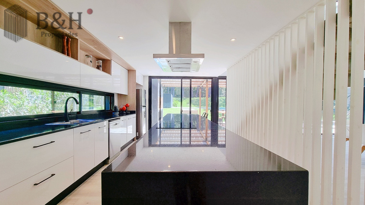 Casa ID.2540 - Casa a Estrenar en Barrio Privado. 4 Suites, Piscina climatizada, losa radiante.