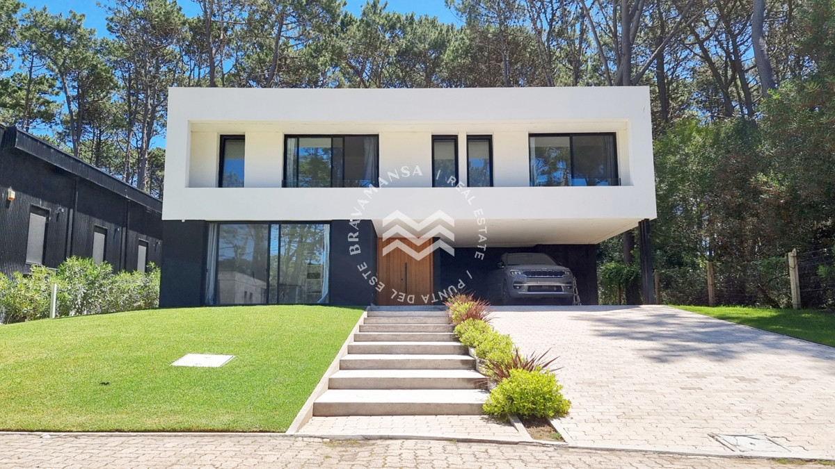 Casa ID.537 - Casa a Estrenar en Barrio Privado. 4 Suites, Piscina climatizada, losa radiante.