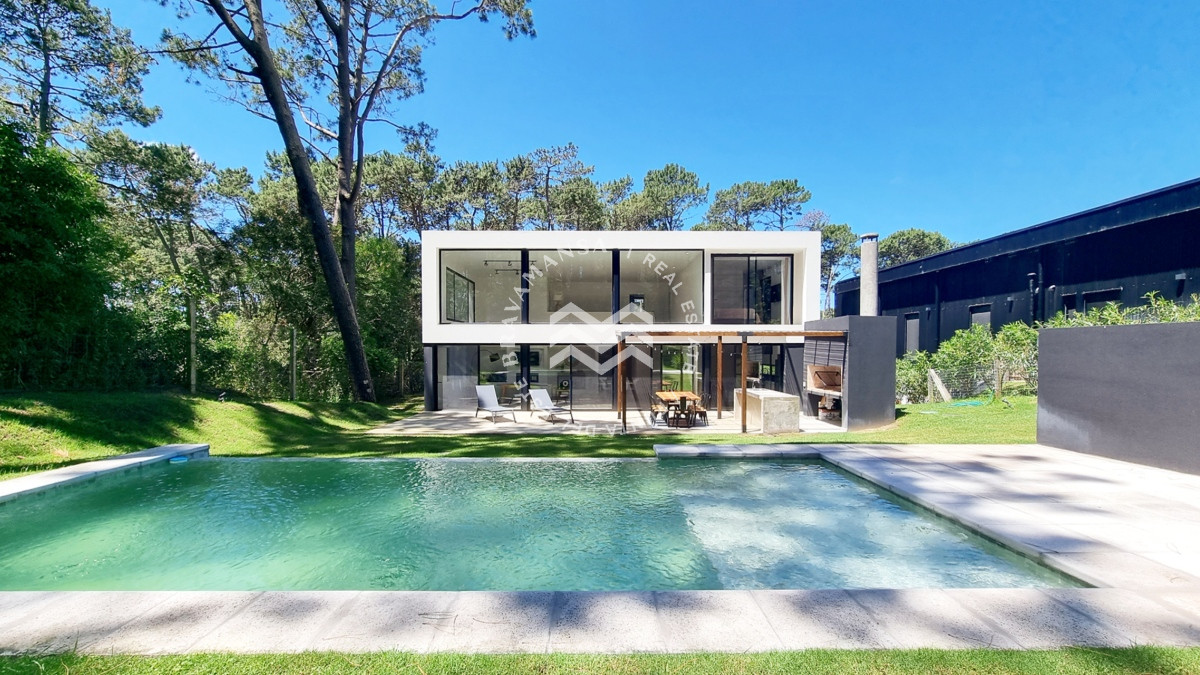 Casa ID.537 - Casa a Estrenar en Barrio Privado. 4 Suites, Piscina climatizada, losa radiante.