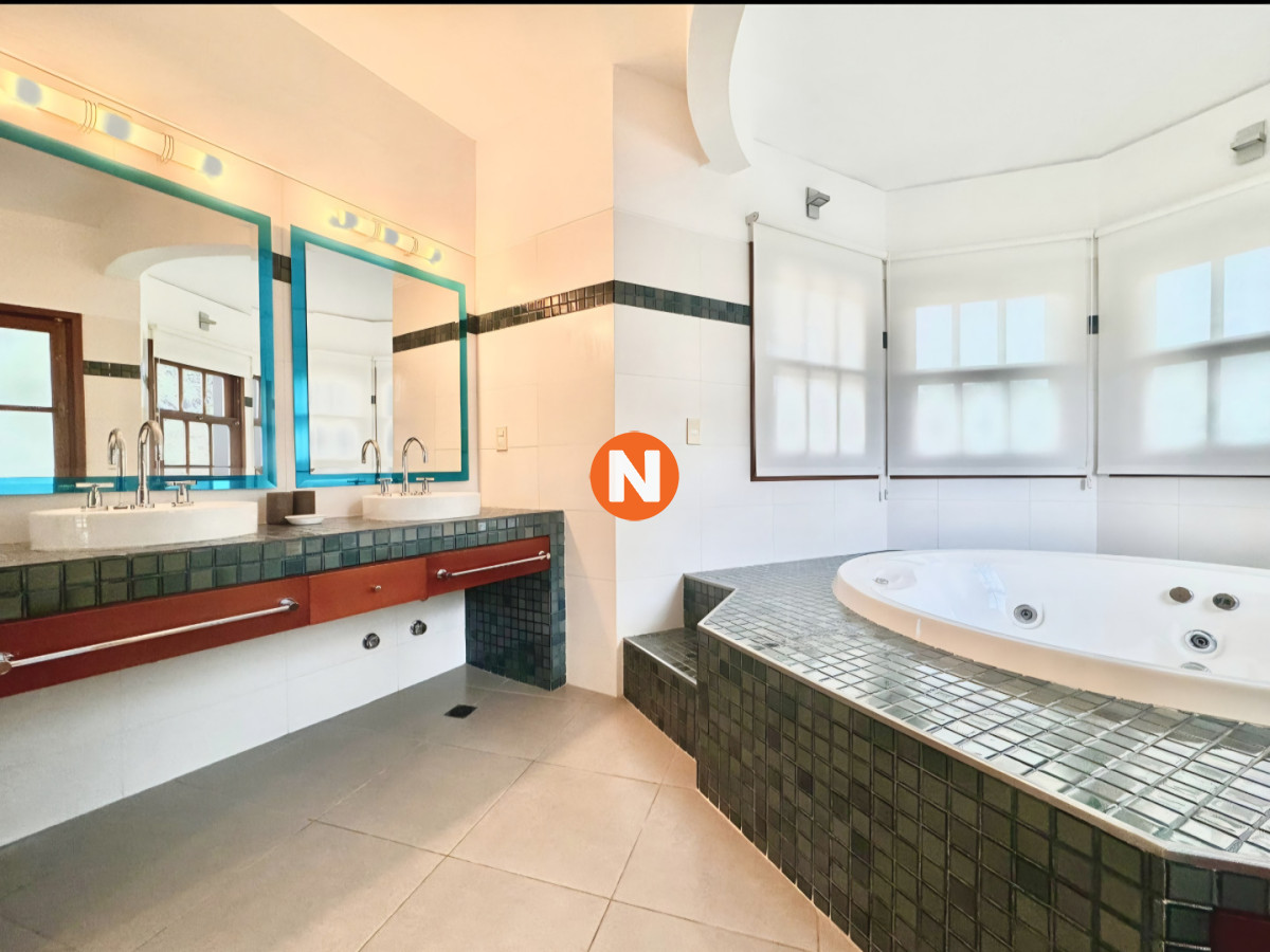 Casa Ref.225727 - Gran casa en venta, 5 dormitorios, calefaccion, piscina, solida construccion