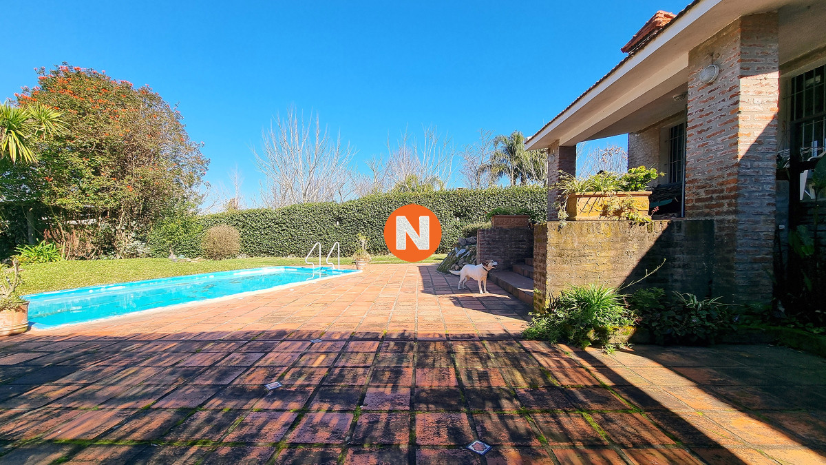 Casa Ref.224048 - Casa tradicional en Lausana, 4 dormitorios, gran piscina, barbacoa cerrada, garage y estacionamiento.