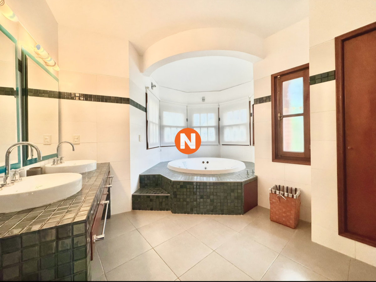 Casa Ref.225727 - Gran casa en venta, 5 dormitorios, calefaccion, piscina, solida construccion