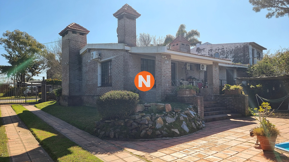 Casa Ref.224048 - Casa tradicional en Lausana, 4 dormitorios, gran piscina, barbacoa cerrada, garage y estacionamiento.