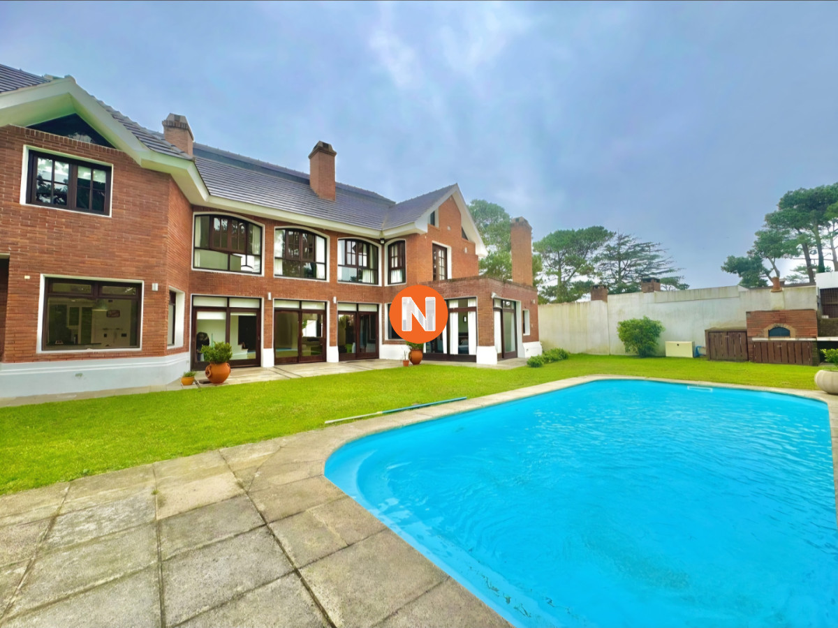 Casa Ref.225727 - Gran casa en venta, 5 dormitorios, calefaccion, piscina, solida construccion
