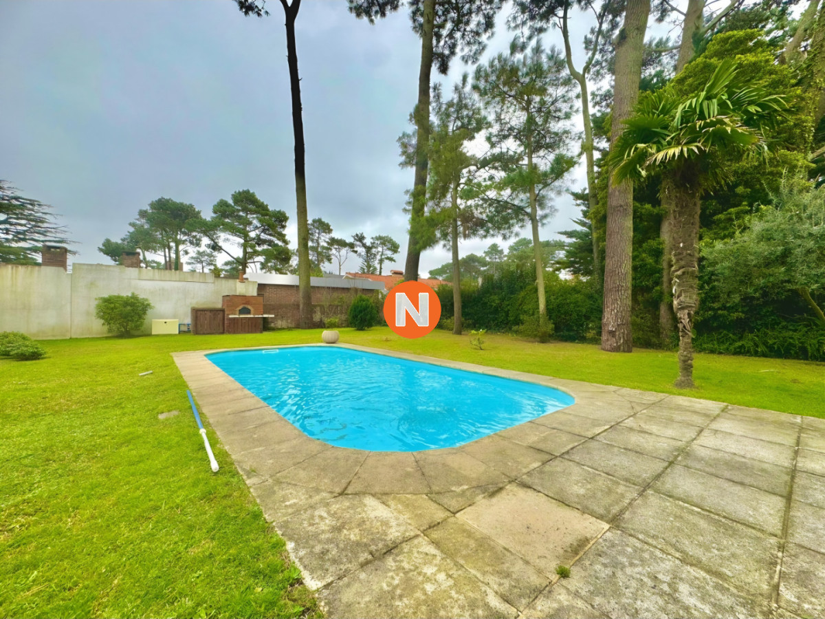Casa Ref.225727 - Gran casa en venta, 5 dormitorios, calefaccion, piscina, solida construccion