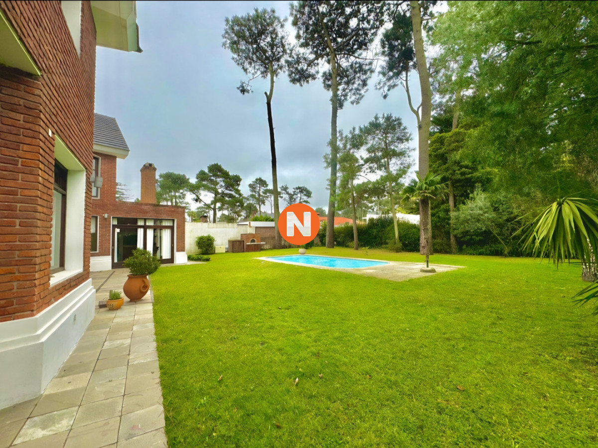 Casa Ref.225727 - Gran casa en venta, 5 dormitorios, calefaccion, piscina, solida construccion