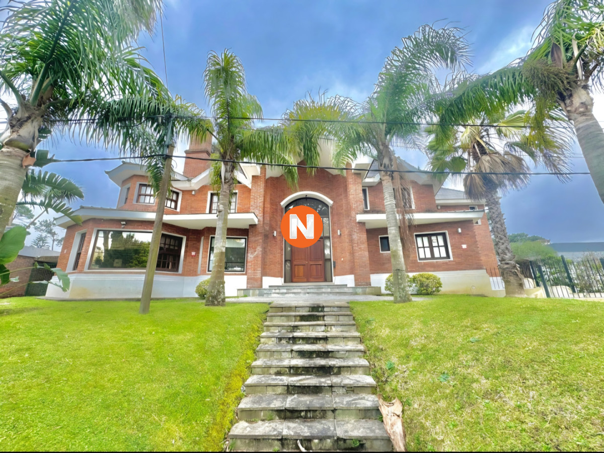 Casa Ref.225727 - Gran casa en venta, 5 dormitorios, calefaccion, piscina, solida construccion