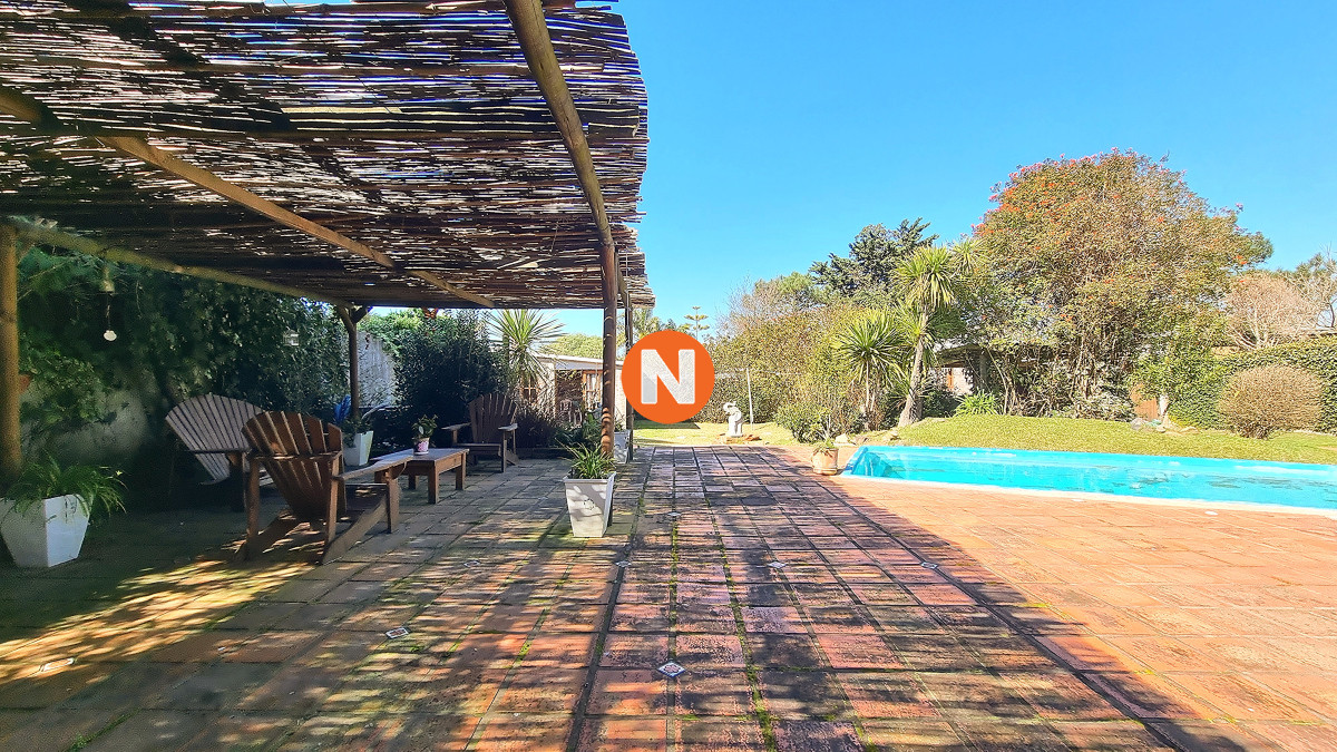 Casa Ref.224048 - Casa tradicional en Lausana, 4 dormitorios, gran piscina, barbacoa cerrada, garage y estacionamiento.