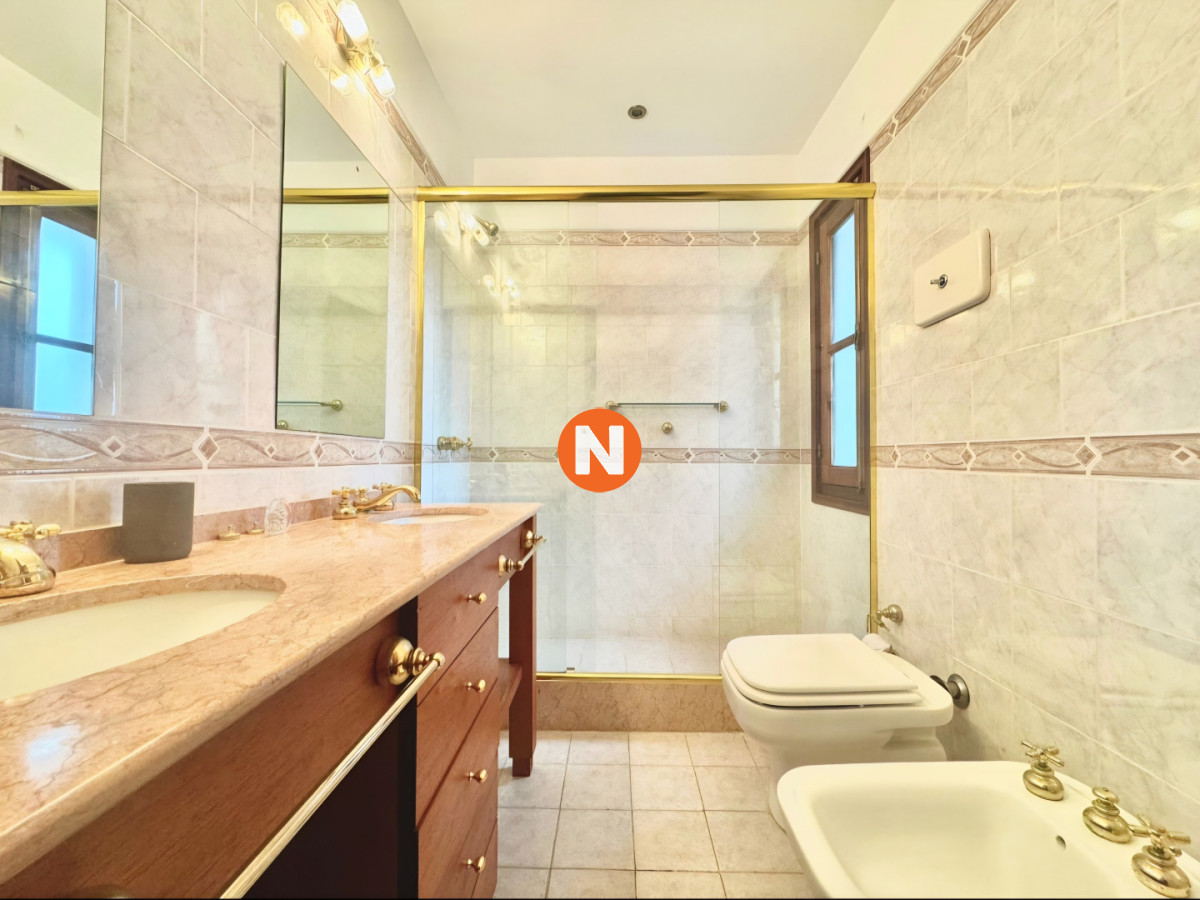 Casa Ref.225727 - Gran casa en venta, 5 dormitorios, calefaccion, piscina, solida construccion