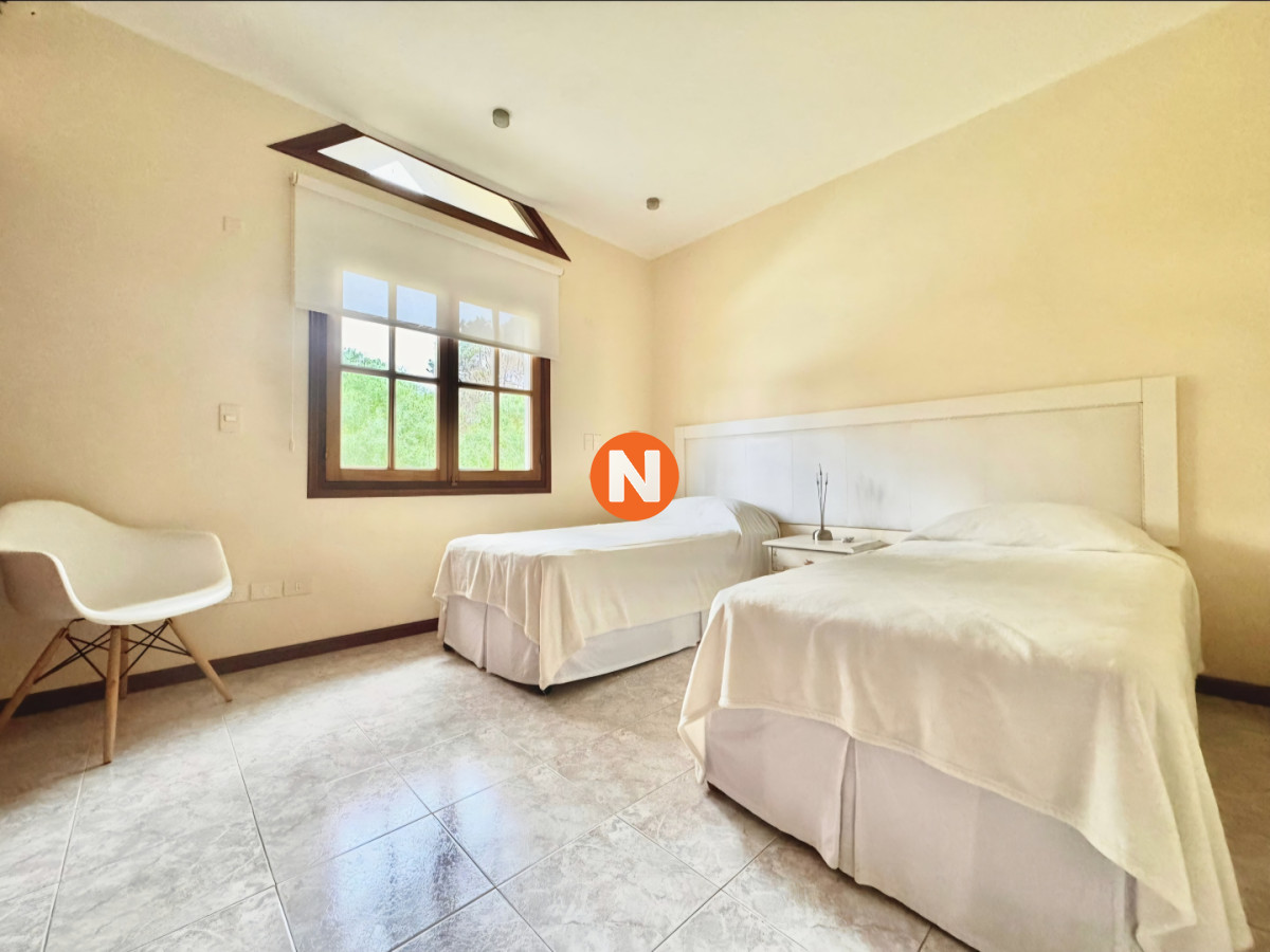 Casa Ref.225727 - Gran casa en venta, 5 dormitorios, calefaccion, piscina, solida construccion