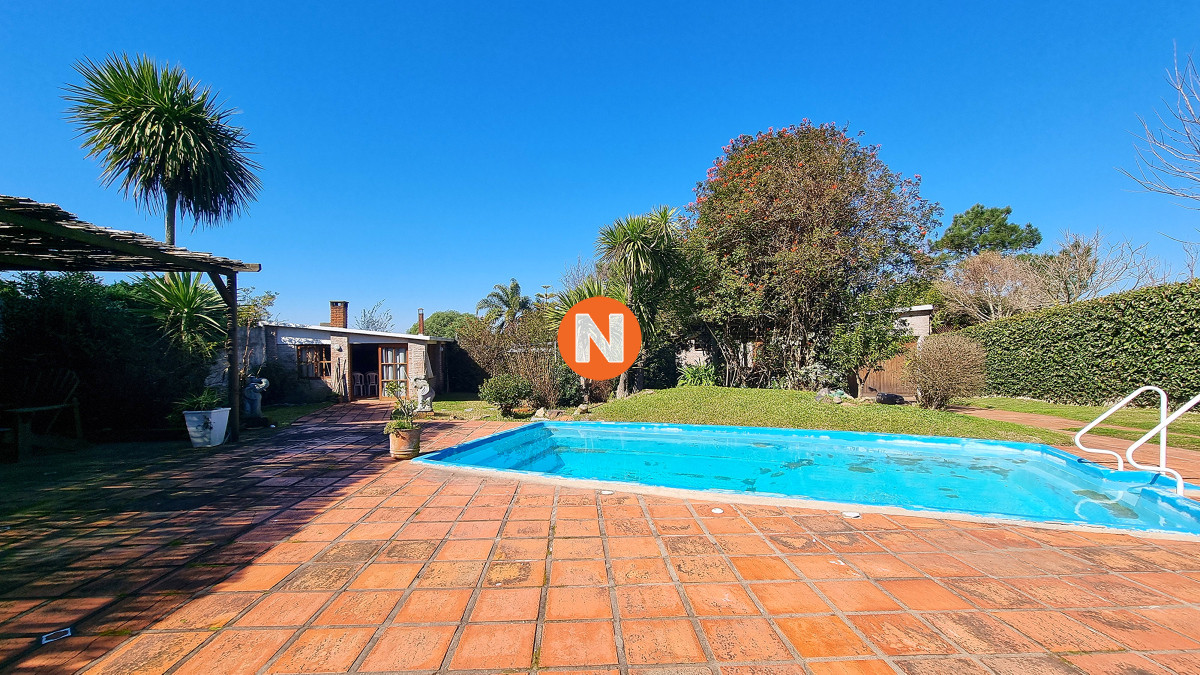 Casa Ref.224048 - Casa tradicional en Lausana, 4 dormitorios, gran piscina, barbacoa cerrada, garage y estacionamiento.