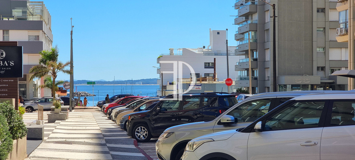Apartamento ID.1584 - Apartamento moderno en Peninsula, 3 dormitorios, parrillero, garage doble. Planta Baja.