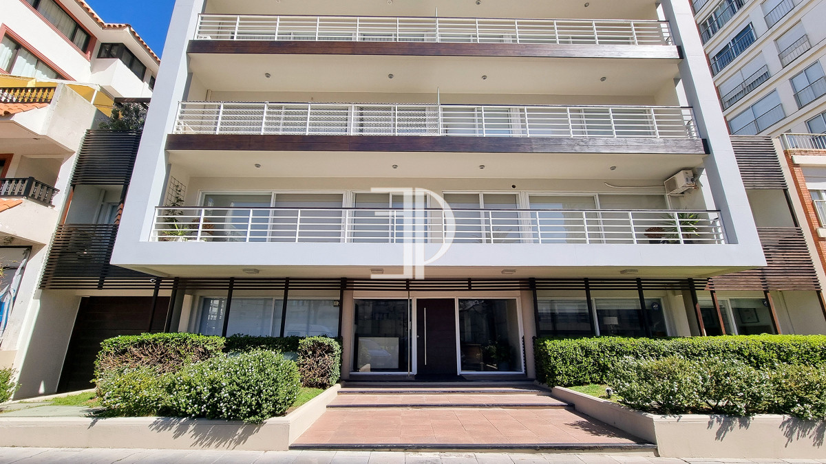 Apartamento ID.1584 - Apartamento moderno en Peninsula, 3 dormitorios, parrillero, garage doble. Planta Baja.