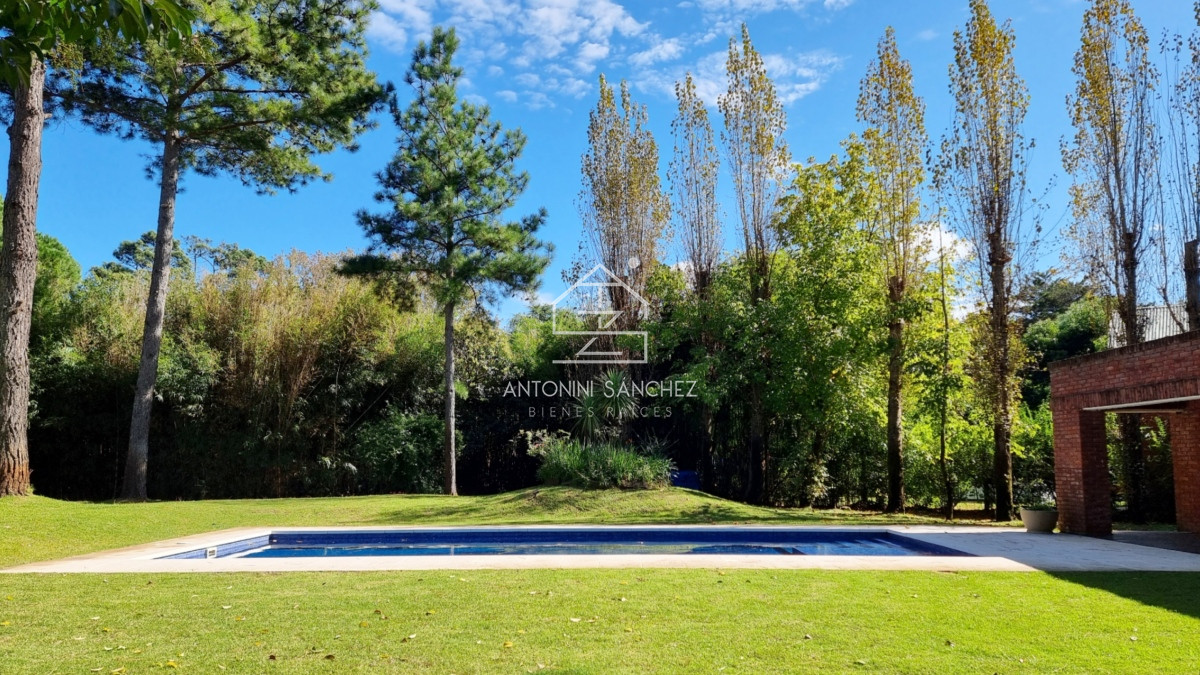 Casa ID.809 - Gran casa en Cantegril, 8 dormitorios, calefaccion, piscina climatizada, barbacoa y amplio parque