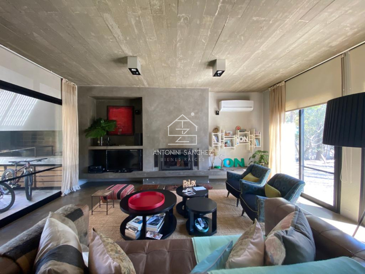 Casa ID.1461 - Casa estilo Moderno en Barrio Privado La Arbolada