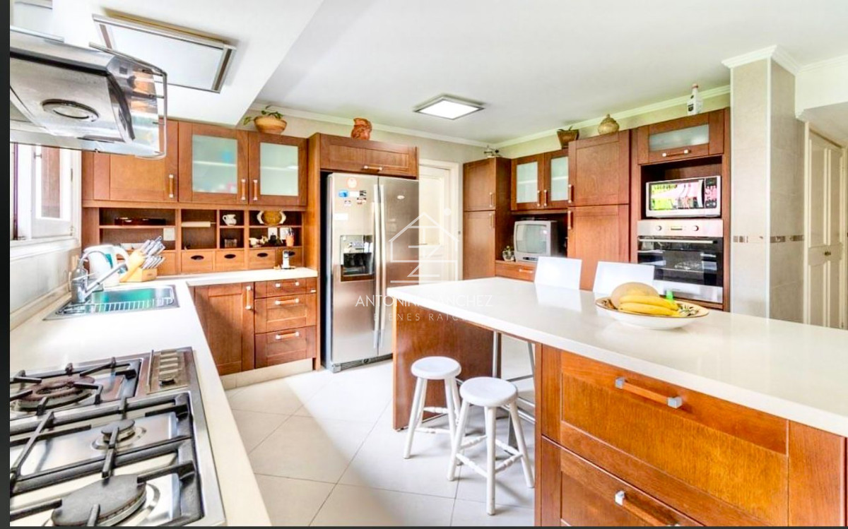 Casa ID.810 - Gran casa en Lugano, 4 Suites+ dep, amplio terreno, piscina climatizada, casas de caseros