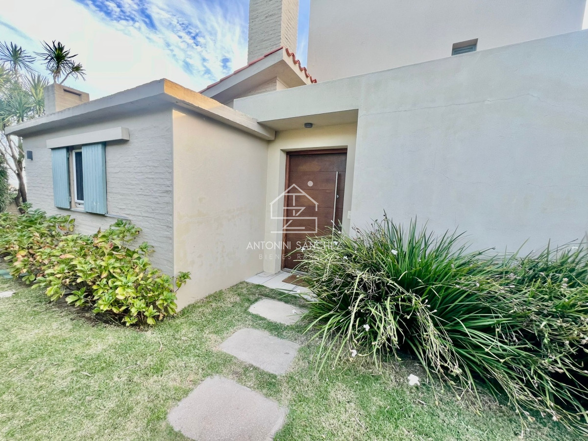 Casa ID.1077 - HERMOSA CASA 3 DORMITORIOS + SERVICIO  A METROS DE LA PLAYA CON VISTA AL MAR