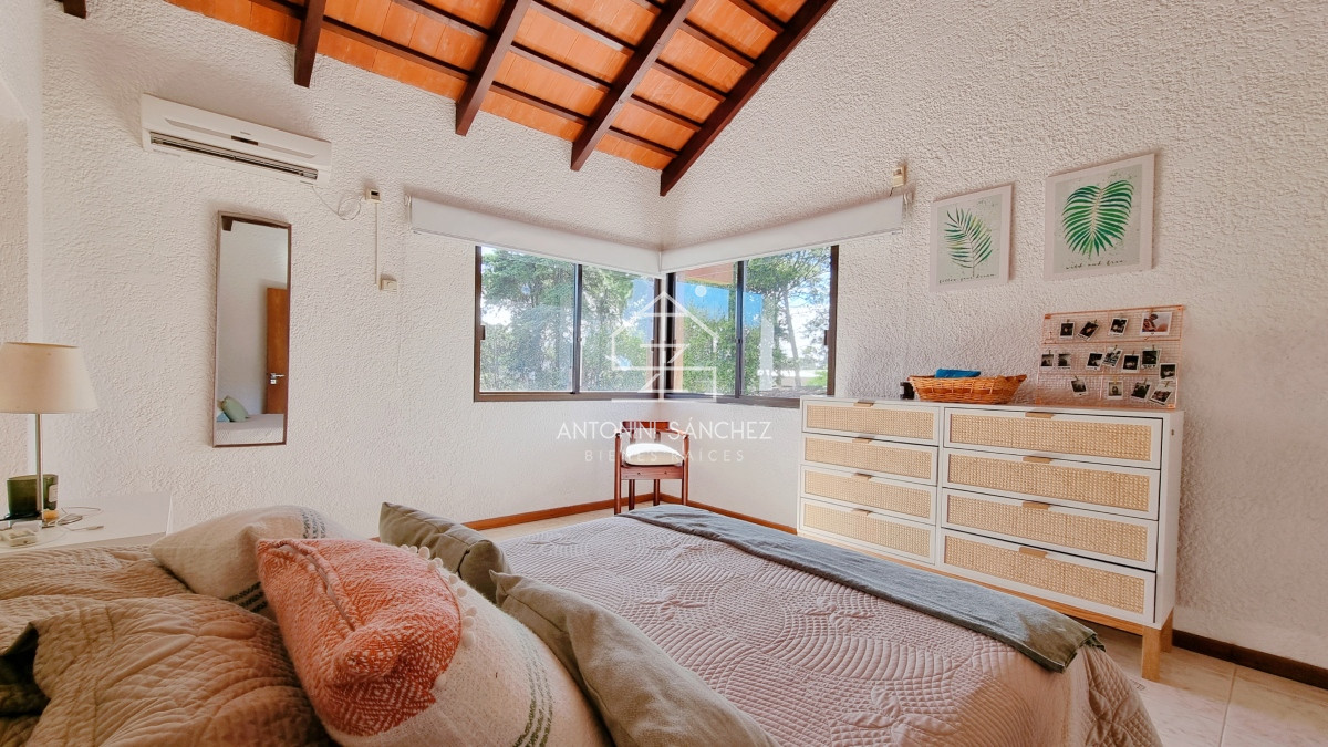 Casa ID.809 - Gran casa en Cantegril, 8 dormitorios, calefaccion, piscina climatizada, barbacoa y amplio parque