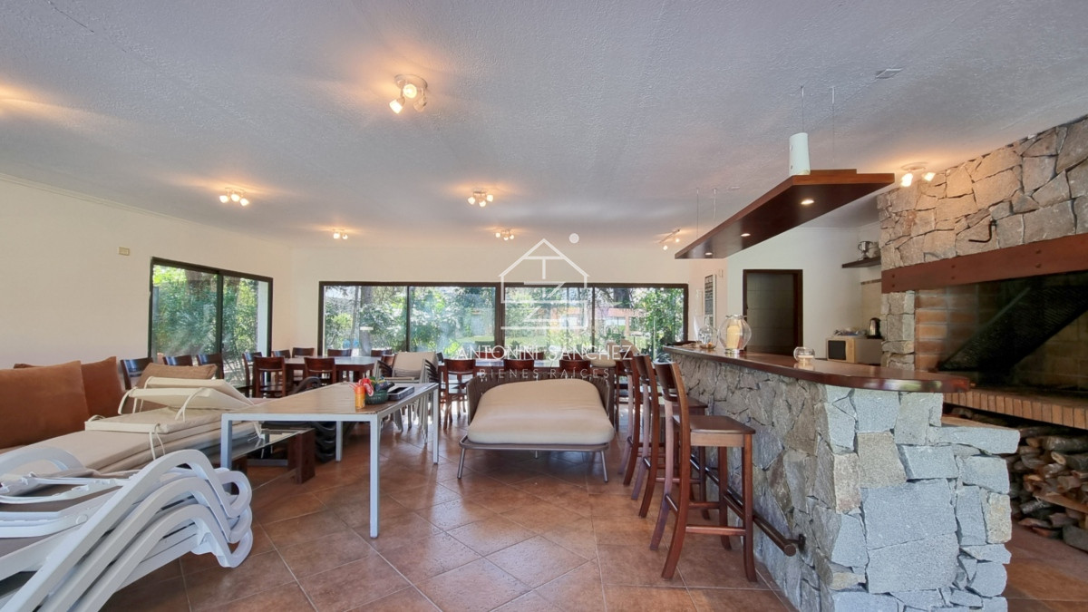 Casa ID.809 - Gran casa en Cantegril, 8 dormitorios, calefaccion, piscina climatizada, barbacoa y amplio parque