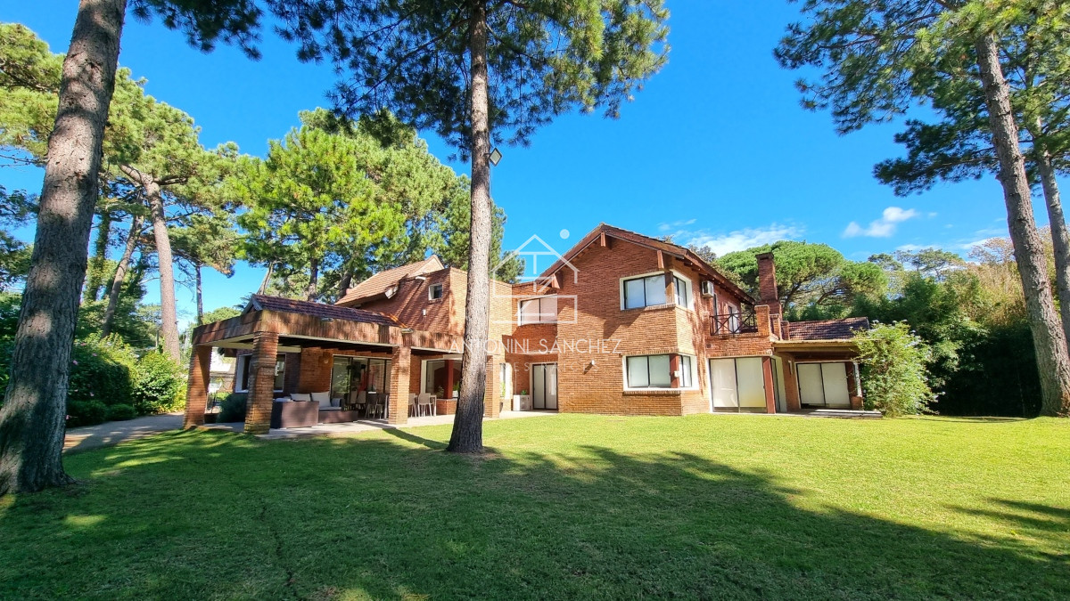 Casa ID.809 - Gran casa en Cantegril, 8 dormitorios, calefaccion, piscina climatizada, barbacoa y amplio parque