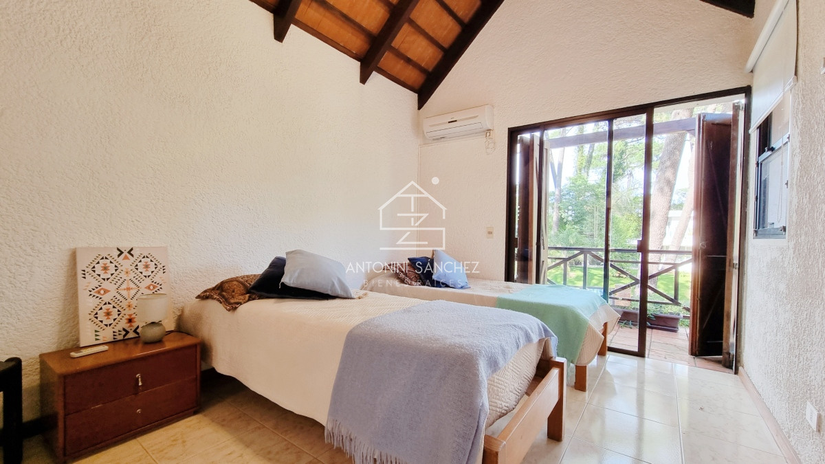 Casa ID.809 - Gran casa en Cantegril, 8 dormitorios, calefaccion, piscina climatizada, barbacoa y amplio parque