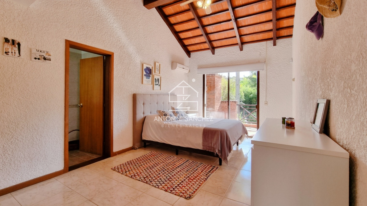 Casa ID.809 - Gran casa en Cantegril, 8 dormitorios, calefaccion, piscina climatizada, barbacoa y amplio parque