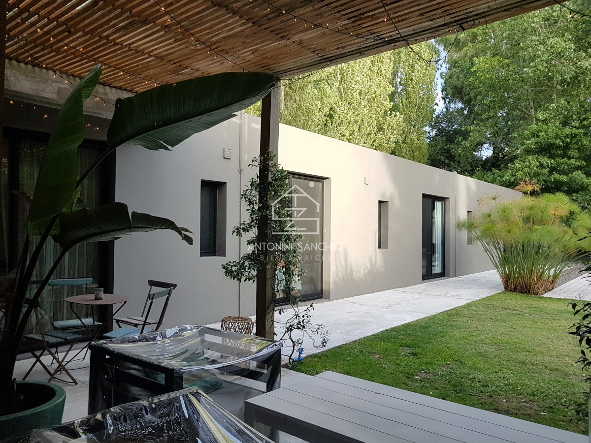 Casa ID.1461 - Casa estilo Moderno en Barrio Privado La Arbolada