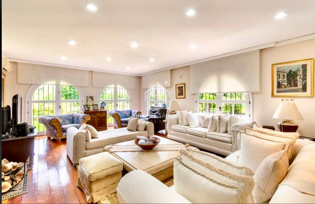 Casa ID.810 - Gran casa en Lugano, 4 Suites+ dep, amplio terreno, piscina climatizada, casas de caseros