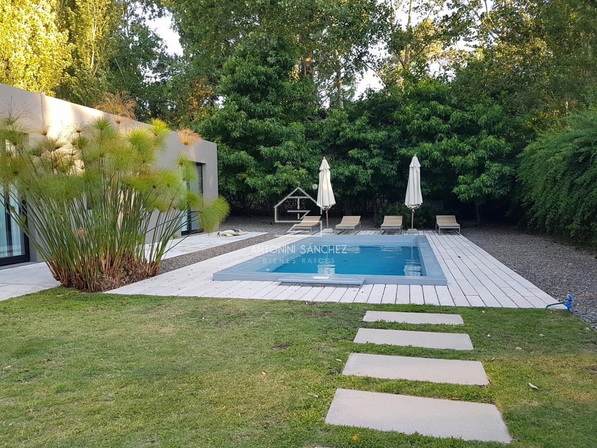 Casa ID.1461 - Casa estilo Moderno en Barrio Privado La Arbolada