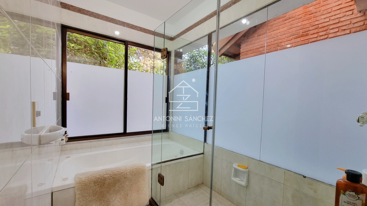 Casa ID.809 - Gran casa en Cantegril, 8 dormitorios, calefaccion, piscina climatizada, barbacoa y amplio parque