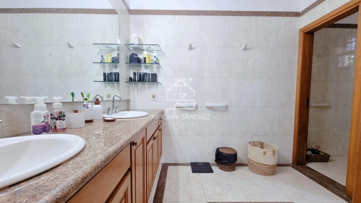 Casa ID.809 - Gran casa en Cantegril, 8 dormitorios, calefaccion, piscina climatizada, barbacoa y amplio parque