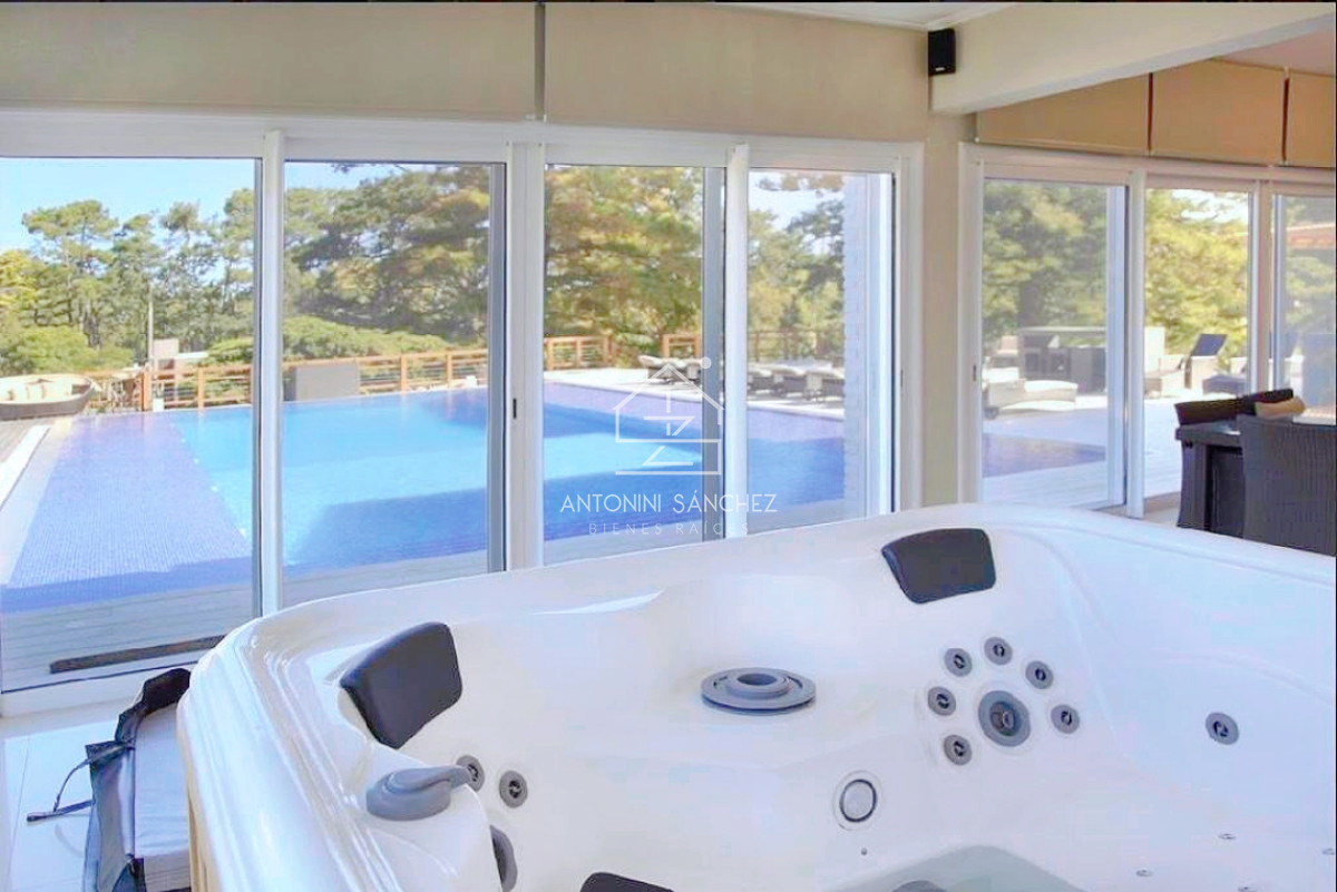Casa ID.811 - Venta CASA 7 Suites Punta Del Este zona GOLF