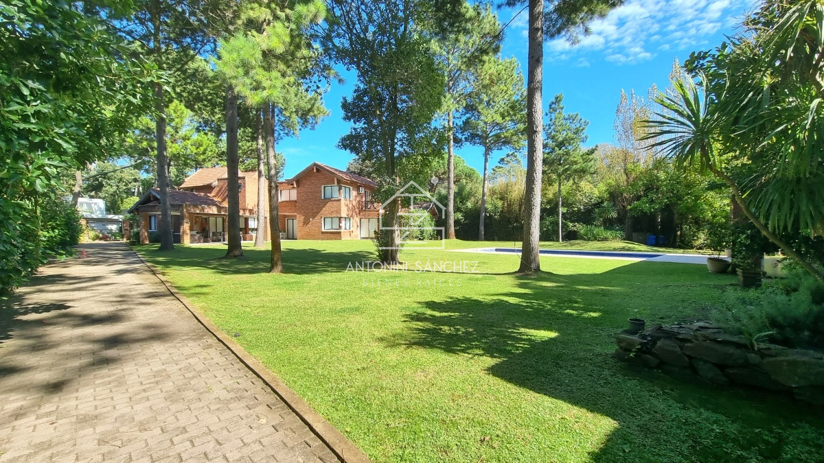 Casa ID.809 - Gran casa en Cantegril, 8 dormitorios, calefaccion, piscina climatizada, barbacoa y amplio parque