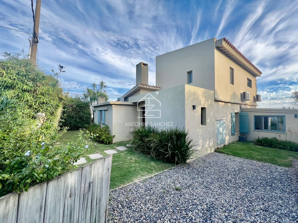 Casa ID.1077 - HERMOSA CASA 3 DORMITORIOS + SERVICIO  A METROS DE LA PLAYA CON VISTA AL MAR