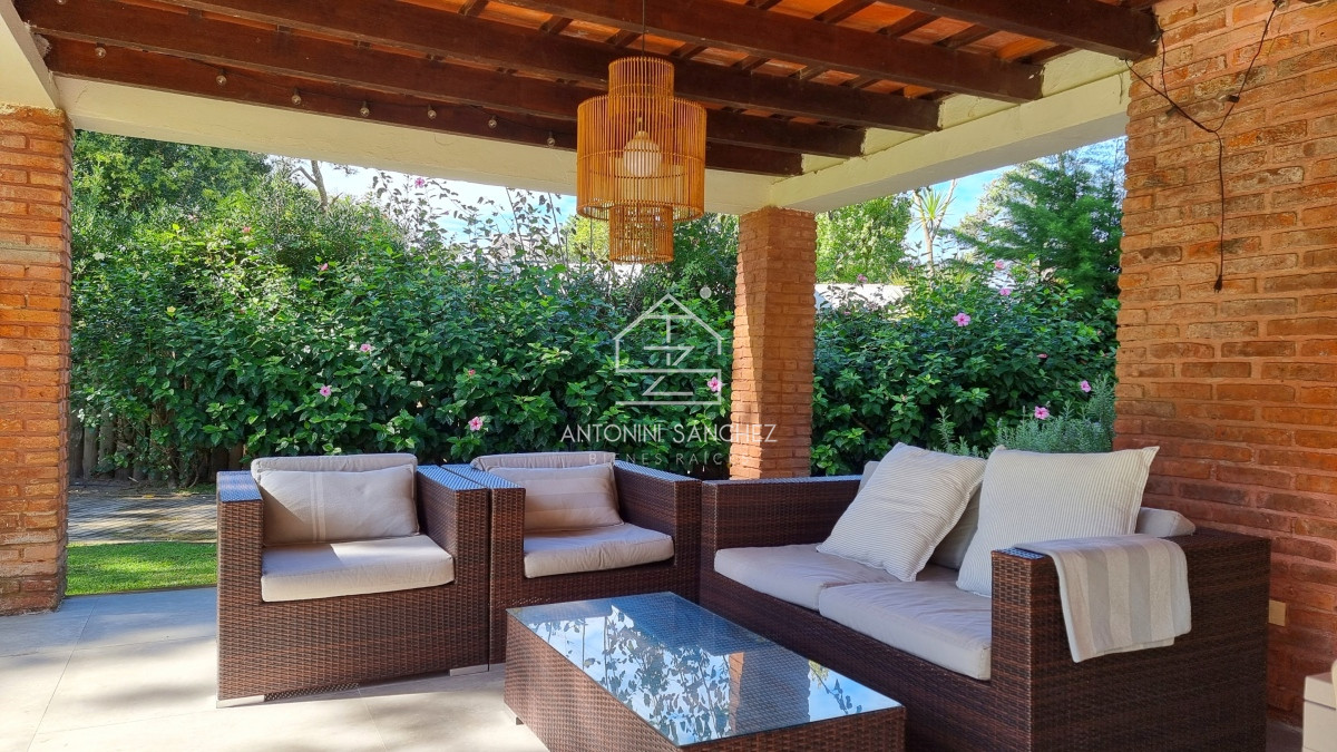 Casa ID.809 - Gran casa en Cantegril, 8 dormitorios, calefaccion, piscina climatizada, barbacoa y amplio parque