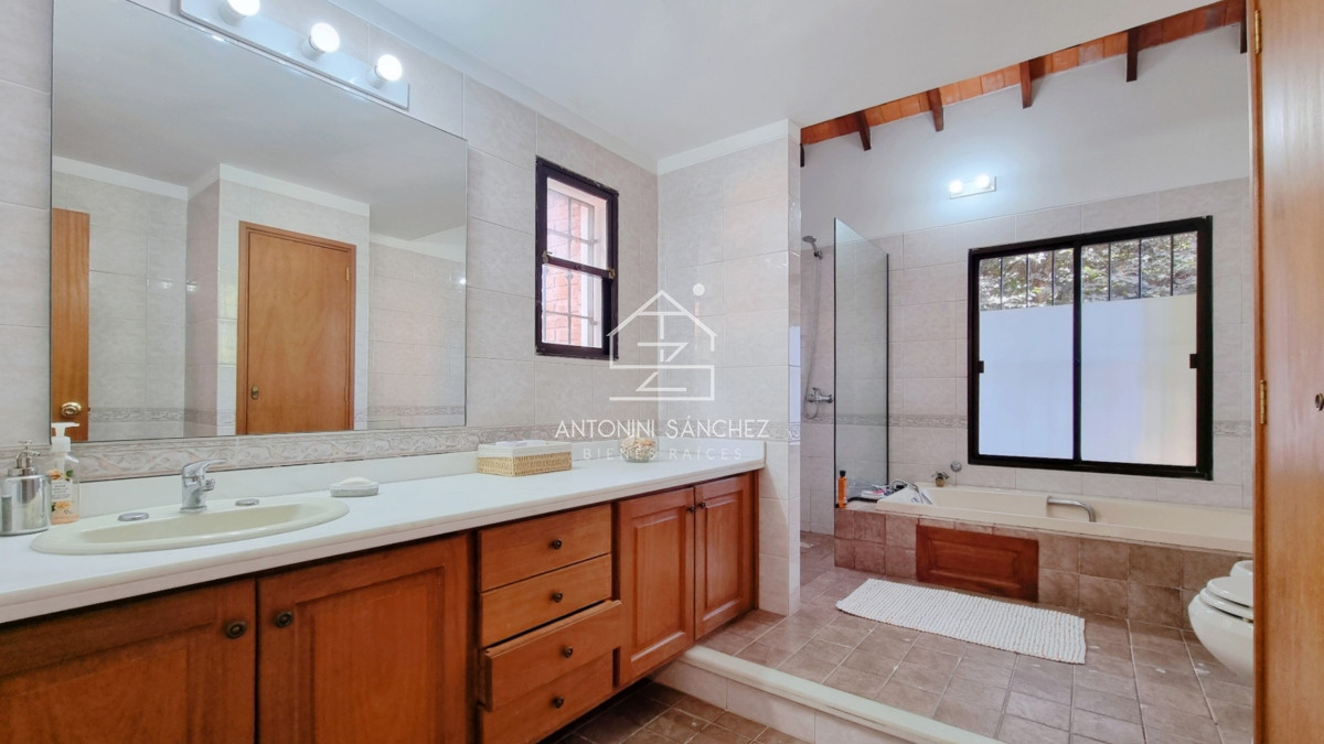 Casa ID.809 - Gran casa en Cantegril, 8 dormitorios, calefaccion, piscina climatizada, barbacoa y amplio parque
