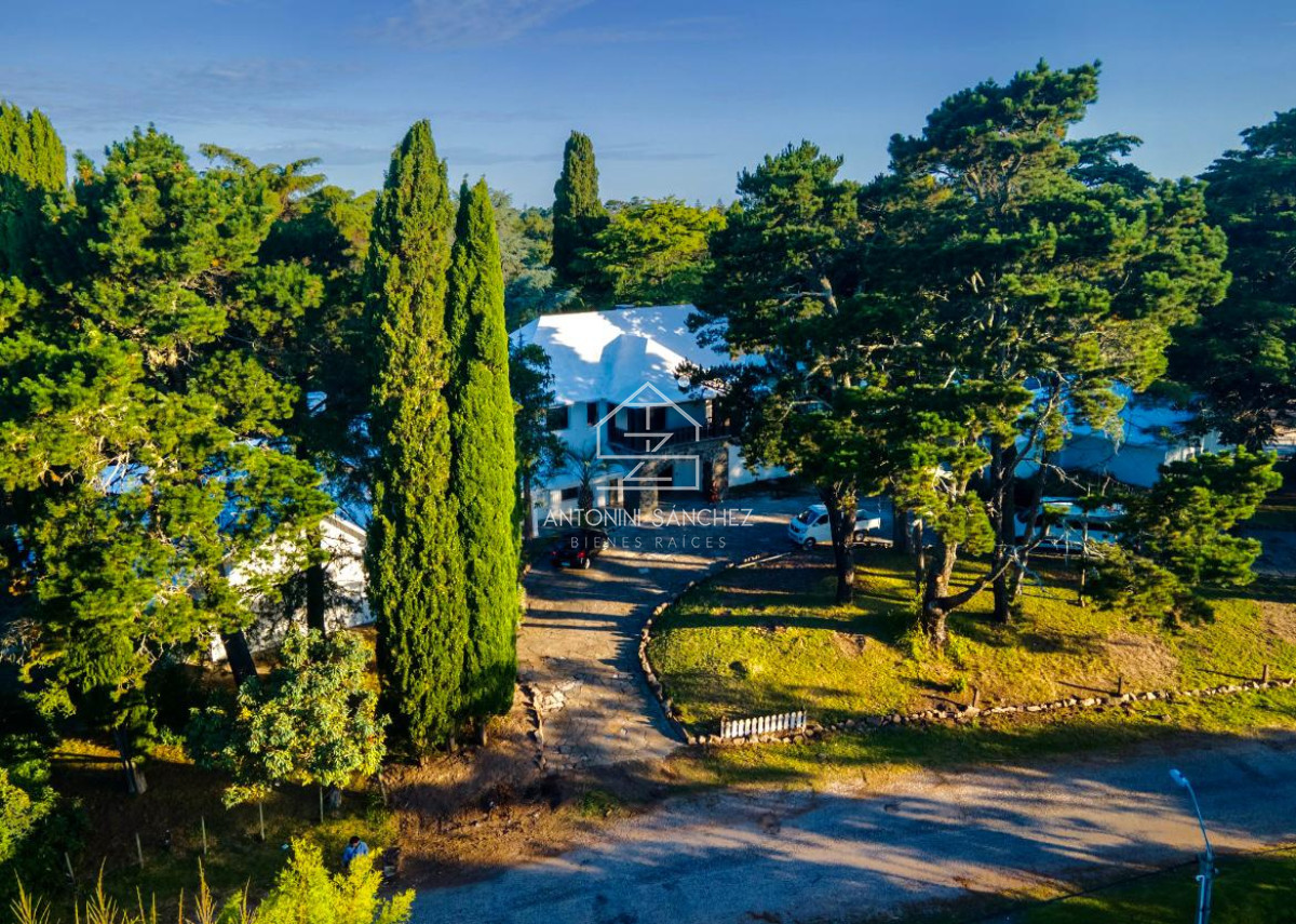 Casa ID.820 - Venta Casa 10 Dormitorios Zona Golf