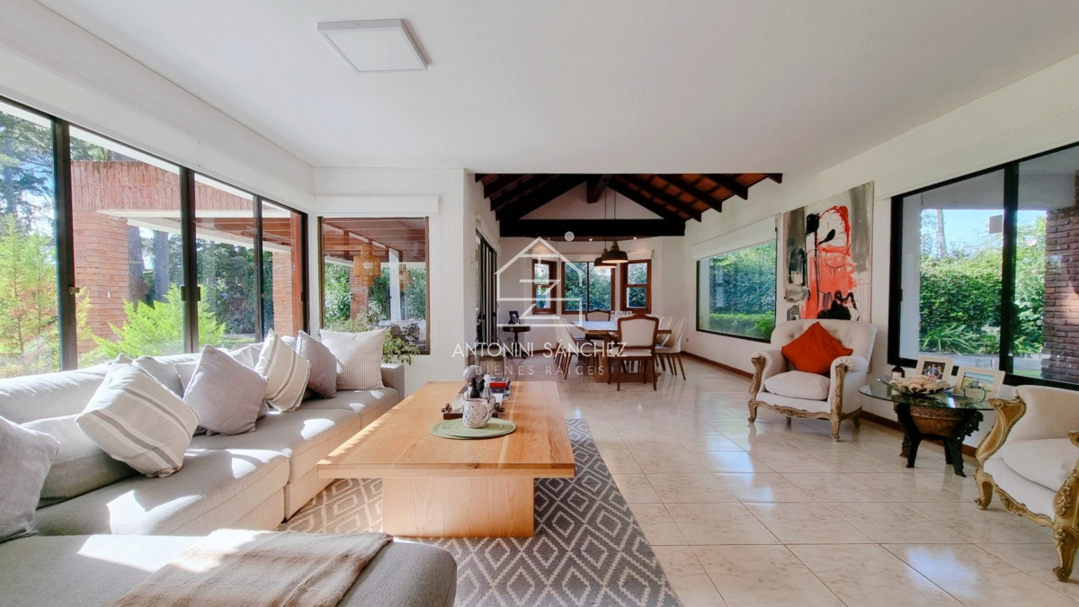 Casa ID.809 - Gran casa en Cantegril, 8 dormitorios, calefaccion, piscina climatizada, barbacoa y amplio parque