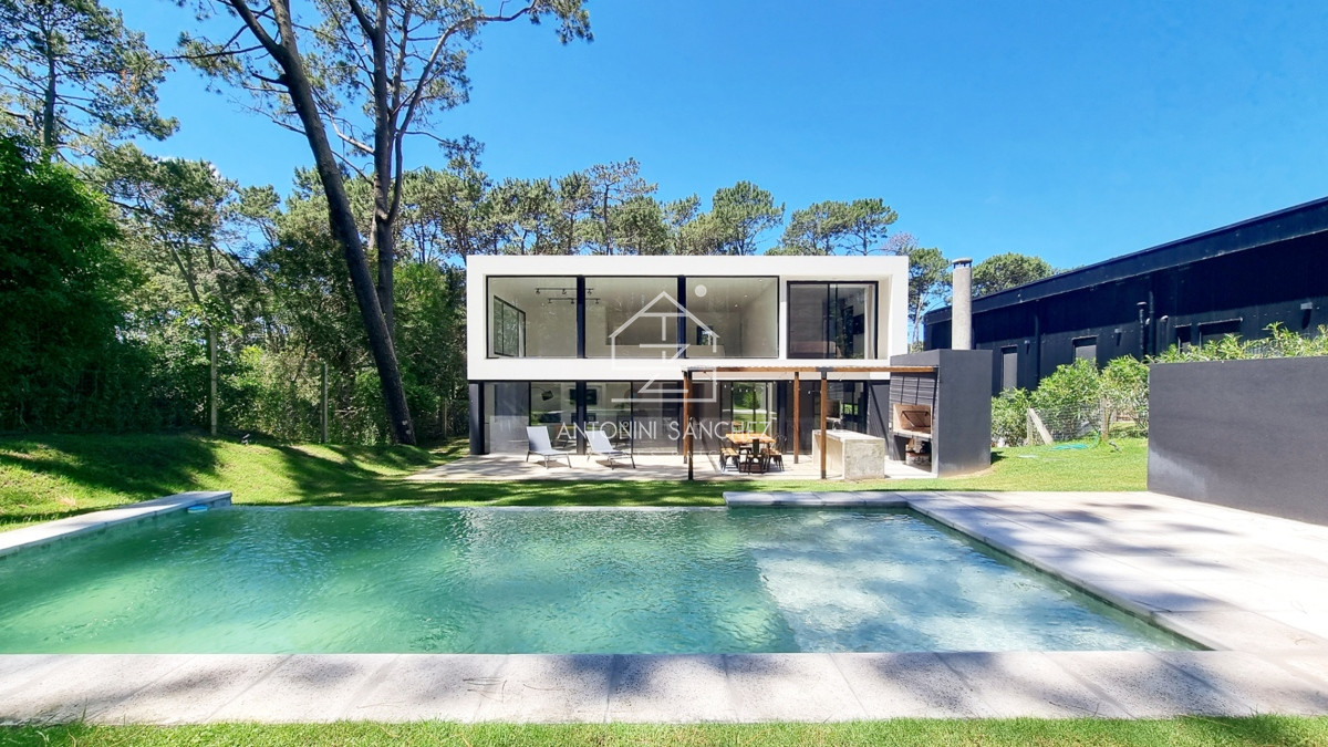 Casa ID.1460 - Casa a Estrenar en Barrio Privado. 4 Suites, Piscina climatizada, losa radiante.