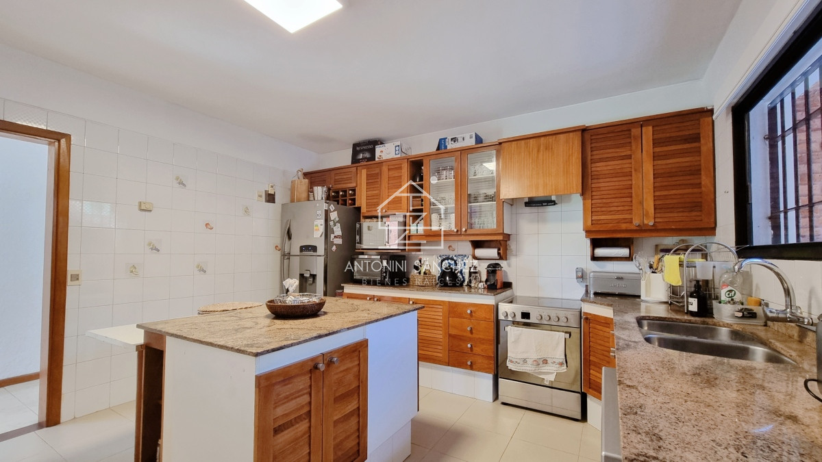 Casa ID.809 - Gran casa en Cantegril, 8 dormitorios, calefaccion, piscina climatizada, barbacoa y amplio parque