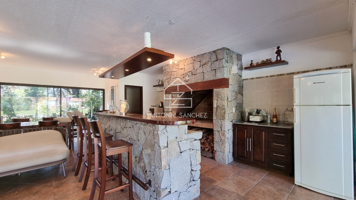 Casa ID.809 - Gran casa en Cantegril, 8 dormitorios, calefaccion, piscina climatizada, barbacoa y amplio parque