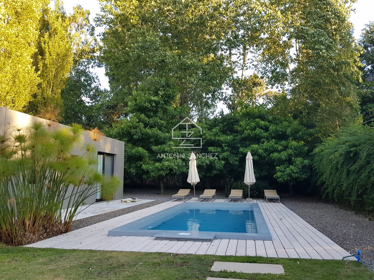 Casa ID.1461 - Casa estilo Moderno en Barrio Privado La Arbolada