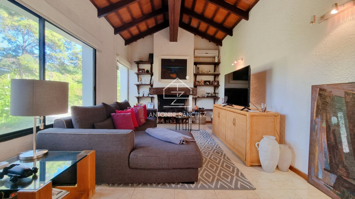 Casa ID.809 - Gran casa en Cantegril, 8 dormitorios, calefaccion, piscina climatizada, barbacoa y amplio parque