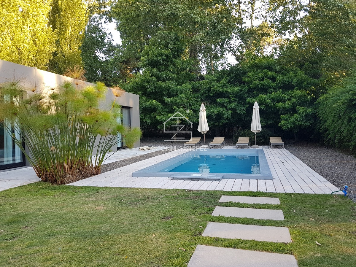 Casa ID.1461 - Casa estilo Moderno en Barrio Privado La Arbolada
