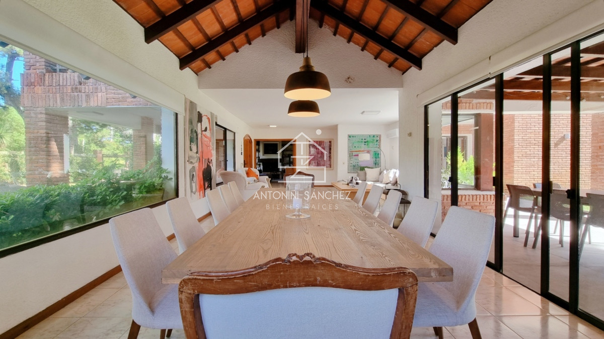 Casa ID.809 - Gran casa en Cantegril, 8 dormitorios, calefaccion, piscina climatizada, barbacoa y amplio parque
