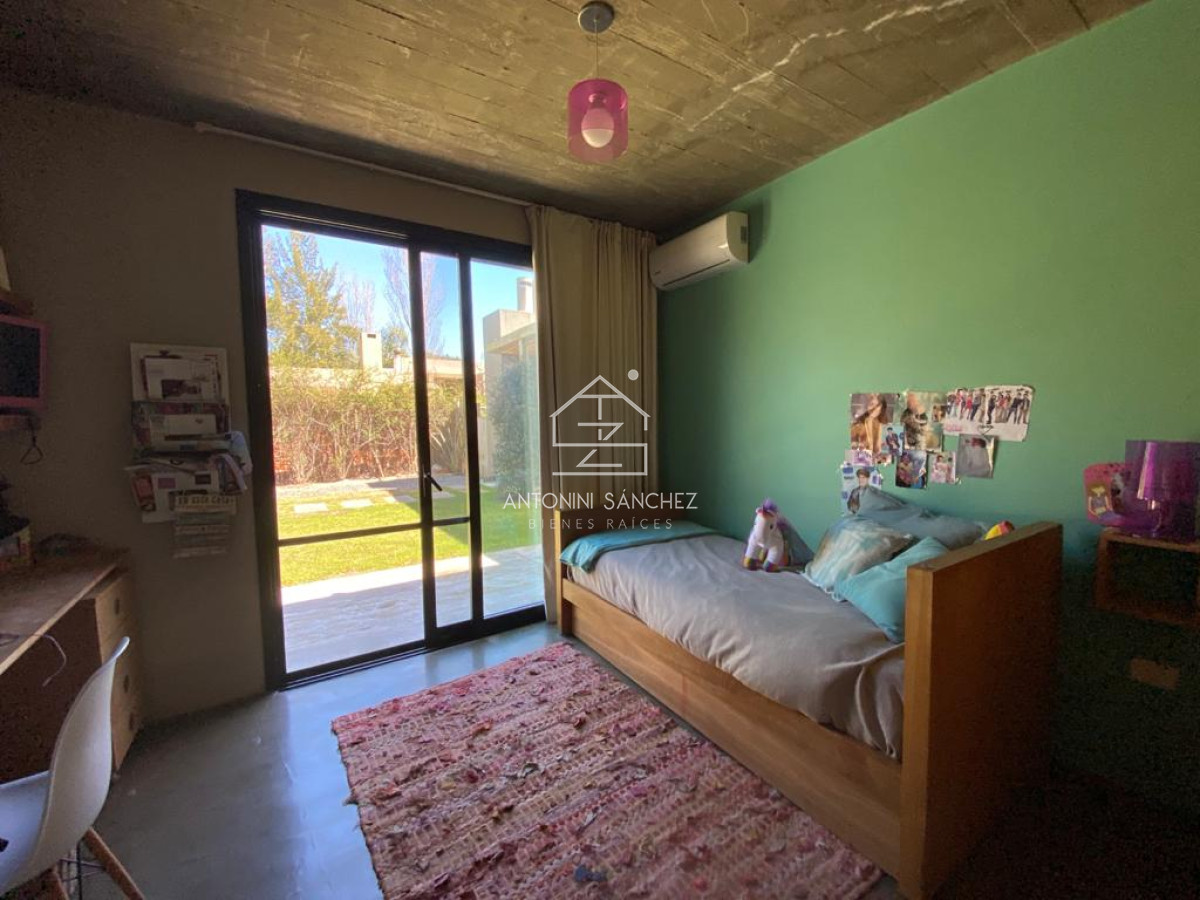 Casa ID.1461 - Casa estilo Moderno en Barrio Privado La Arbolada