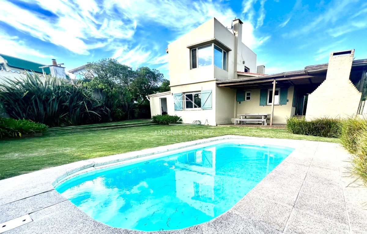 Casa ID.1077 - HERMOSA CASA 3 DORMITORIOS + SERVICIO  A METROS DE LA PLAYA CON VISTA AL MAR