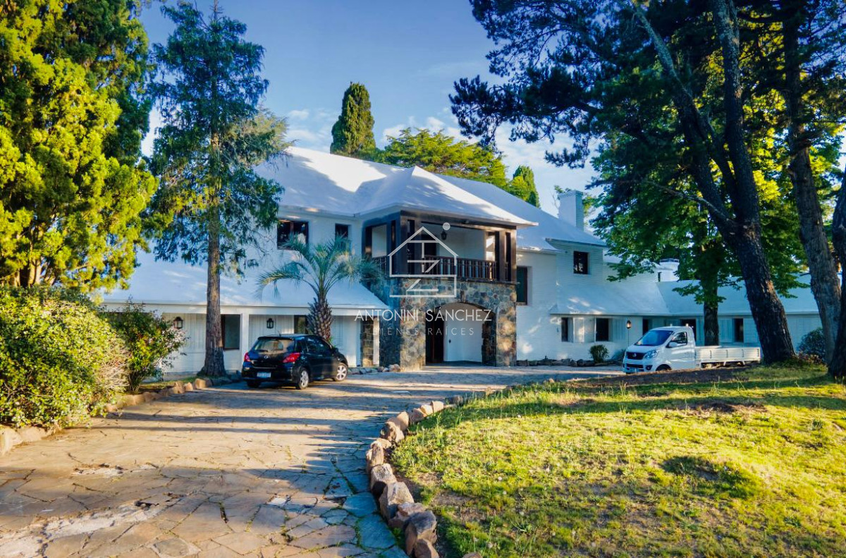 Casa ID.820 - Venta Casa 10 Dormitorios Zona Golf
