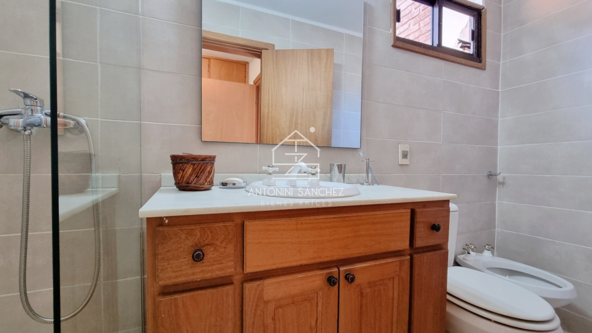 Casa ID.809 - Gran casa en Cantegril, 8 dormitorios, calefaccion, piscina climatizada, barbacoa y amplio parque