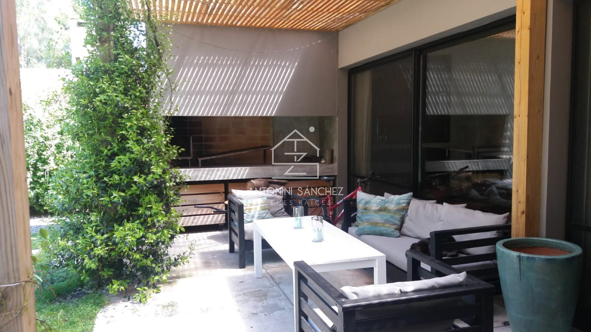 Casa ID.1461 - Casa estilo Moderno en Barrio Privado La Arbolada